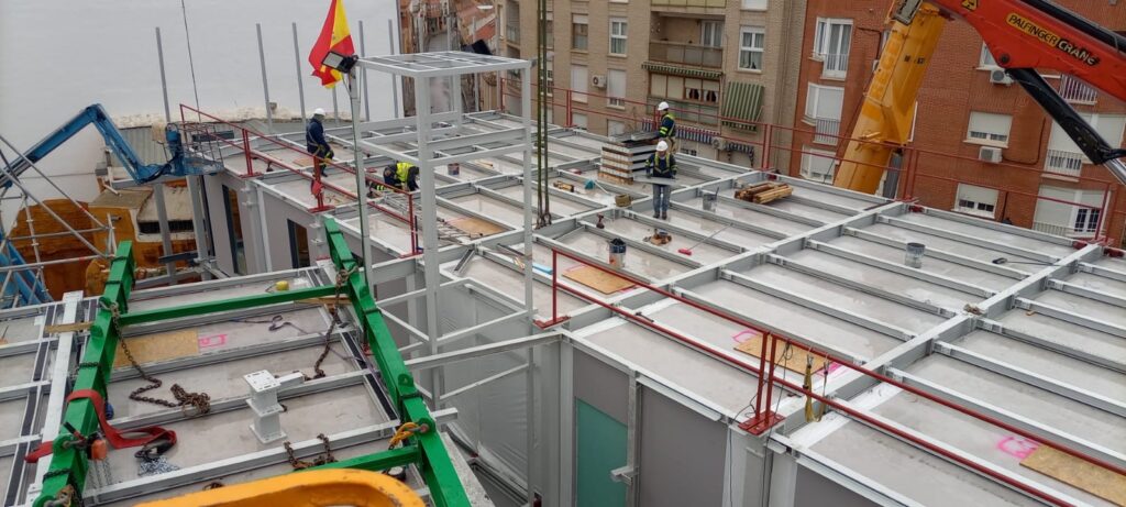 Montaje de estructura metálica para hotel desmontable en Tomelloso