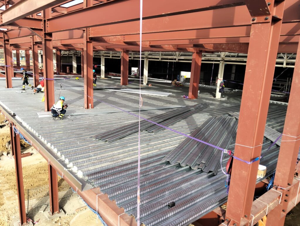 Colocación de chapa colaborante en el circuito de Fórmula 1 Madring, IFEMA Madrid