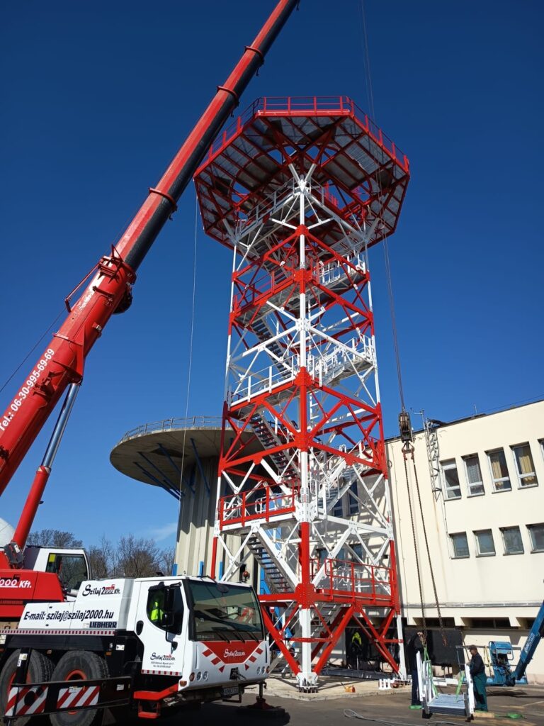 Montaje de torre para antena de la OTAN en Hungría