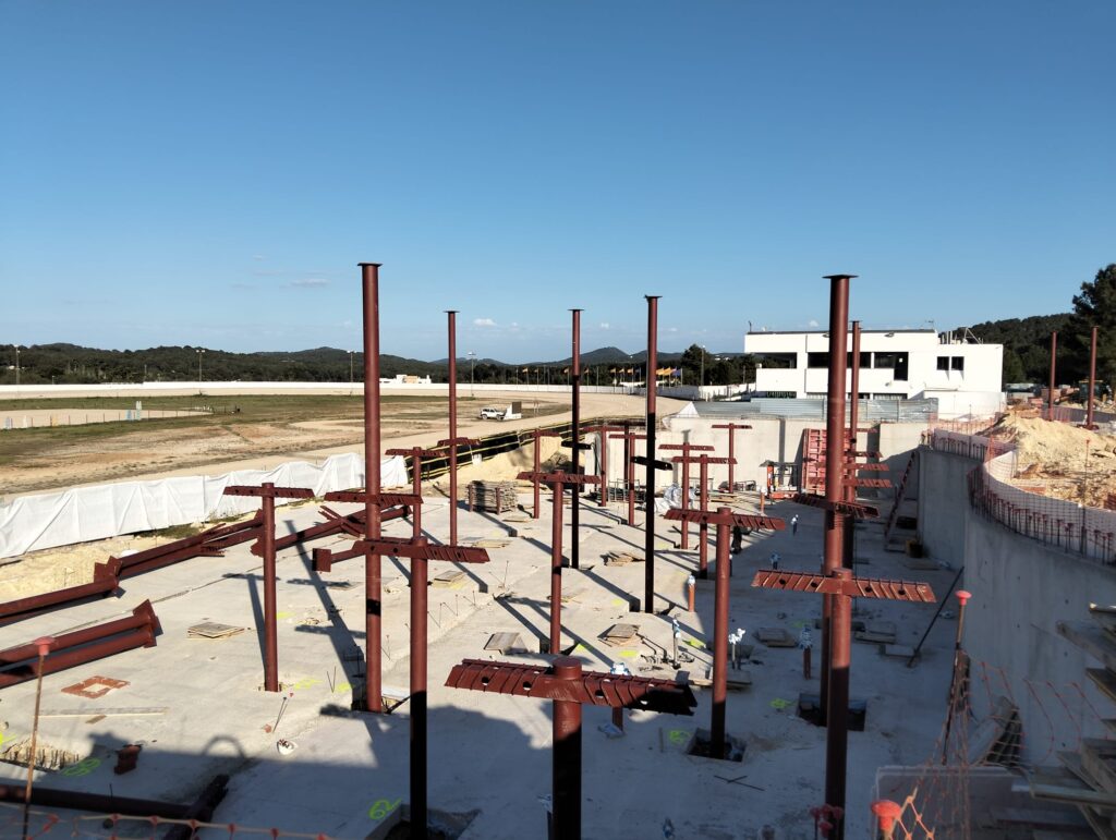 Montaje de estructura metálica en el Centro Patrimonial Ses Nou Rodades, Ibiza